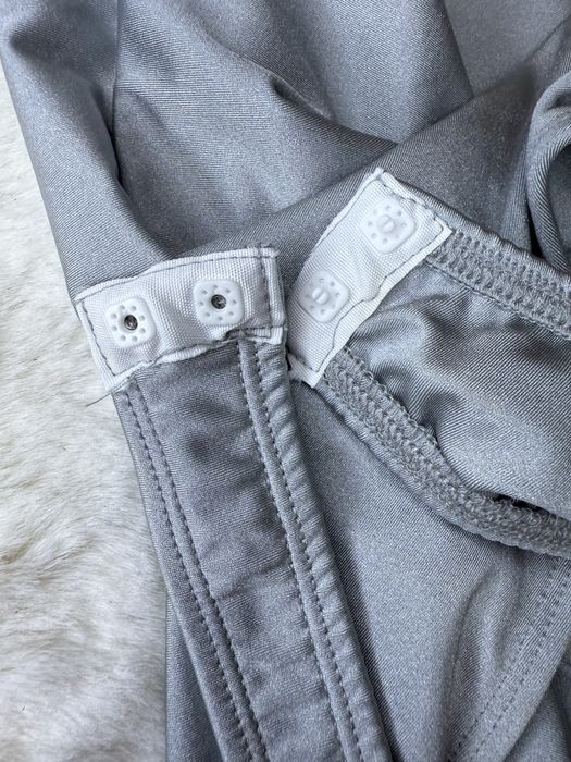 Srebrne body bez rękawów mieniące się body