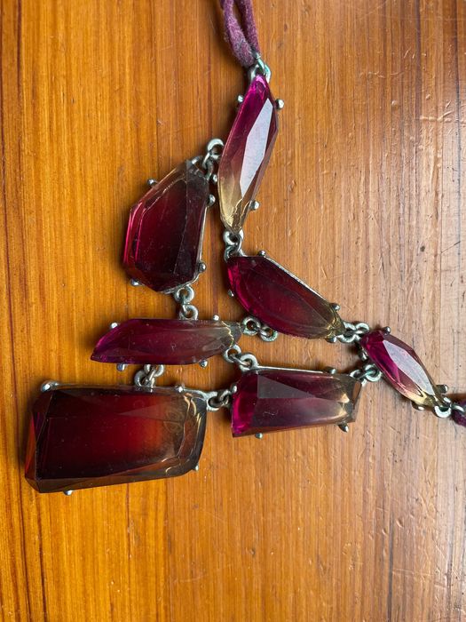 Elegancki naszyjnik z kamieniami w odcieniach fioletu