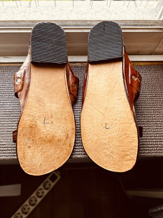 São dois pares de “chinelos”