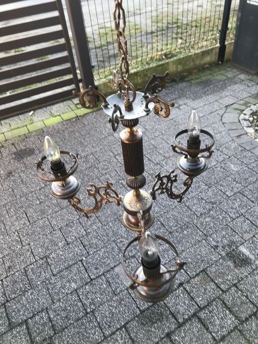 Stary mosiężny żyrandol zdobiony trójramienny