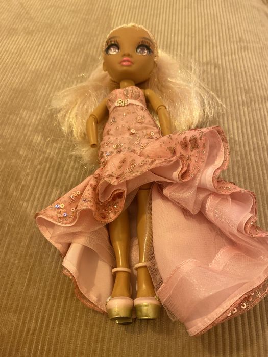 Boneca rainbow high com roupas e sem uma mão sou de évora