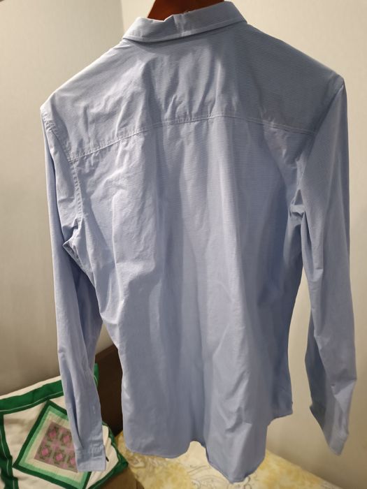 Проста синя рубашка