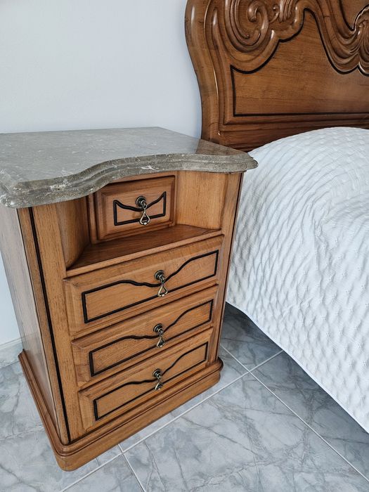 Conjunto de quarto em madeira maciça