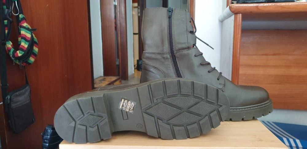 Bota de Couro Feminina