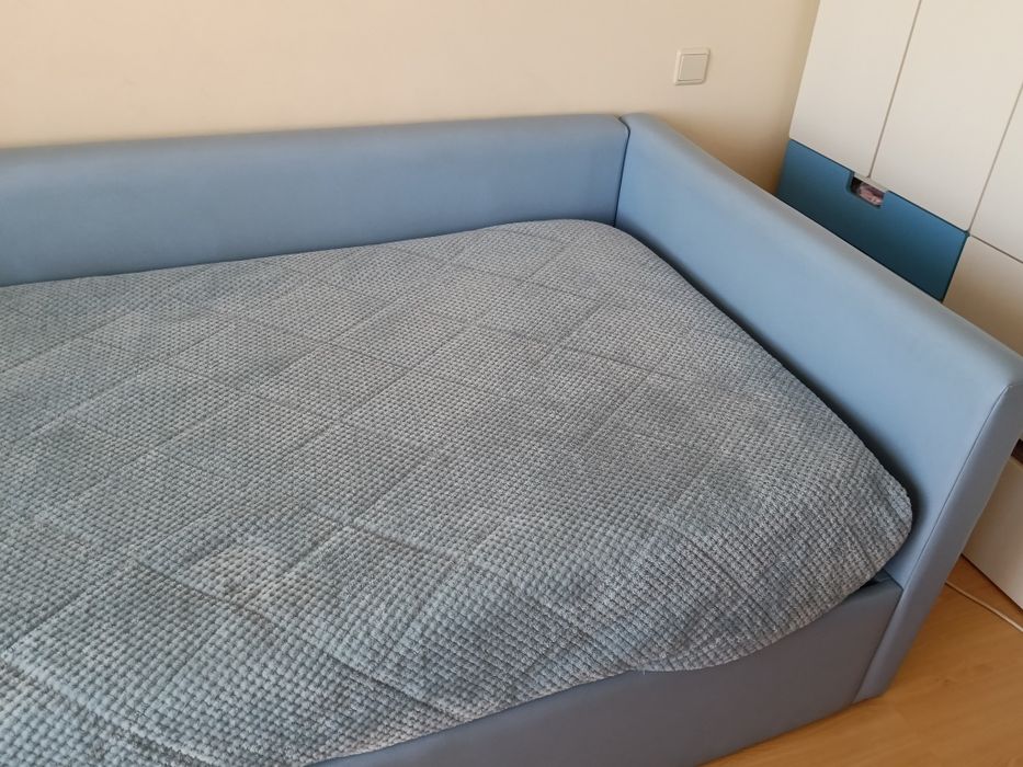 Cama estofada com colchão,  estrado elevatório e arrumação