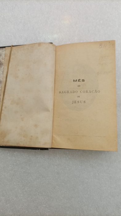 Livro antigo sobre religião