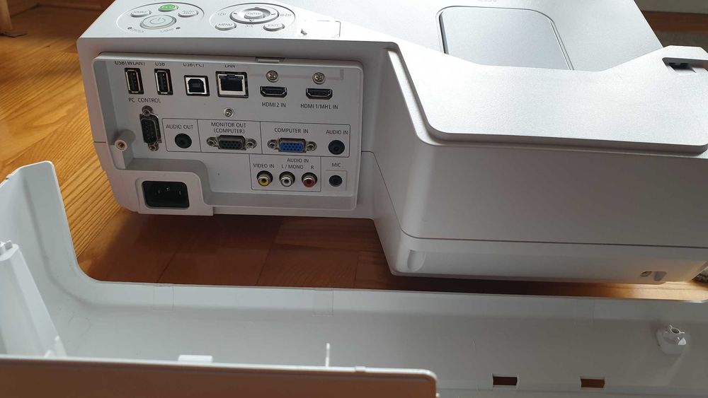 Projektor LCD NEC UM301W biały krótkoogniskowy idealny stan