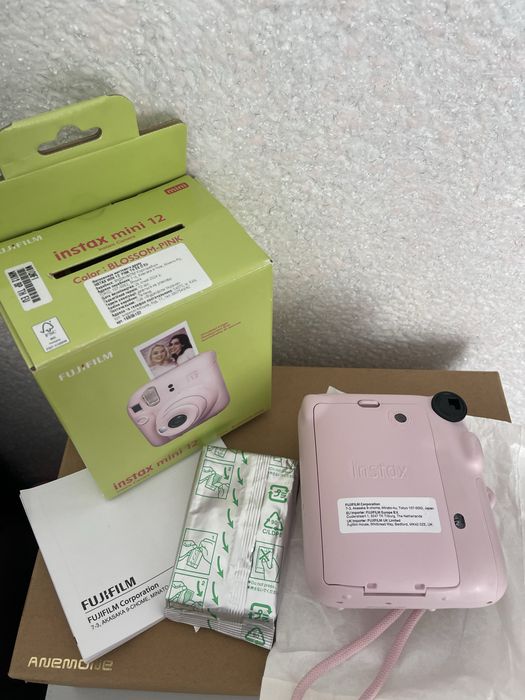 Fujifilm instax mini 12 у кольорі blossom pink (ніжно-рожевий)