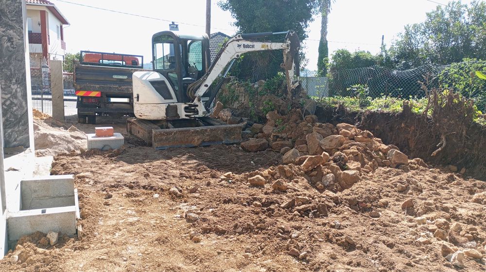 Terraplanagem, Demolições, Escavações, Limpeza de Terrenos, Piscinas