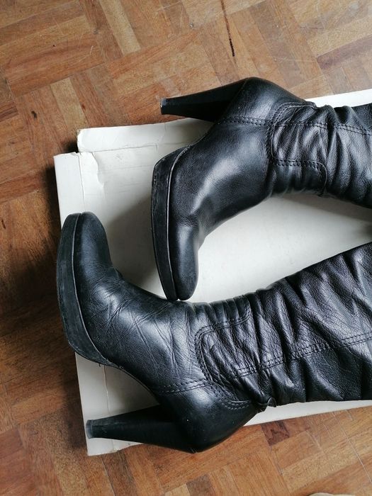 Botas em pele de salto e cano altos