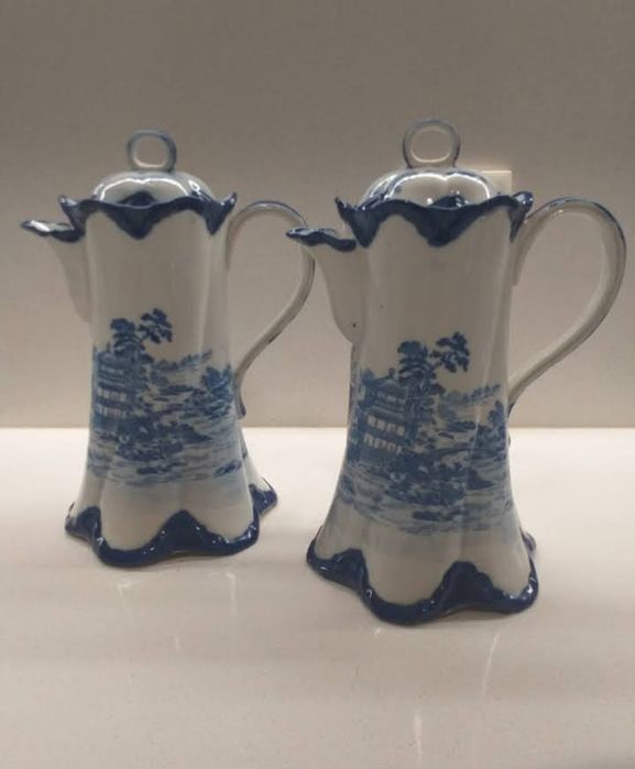 Par de cafeteiras em porcelana oriental