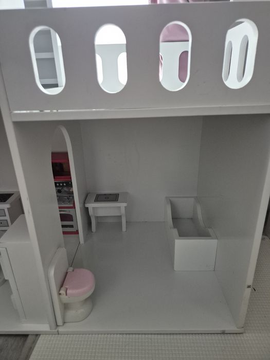 Drewniany domek dla lalek.