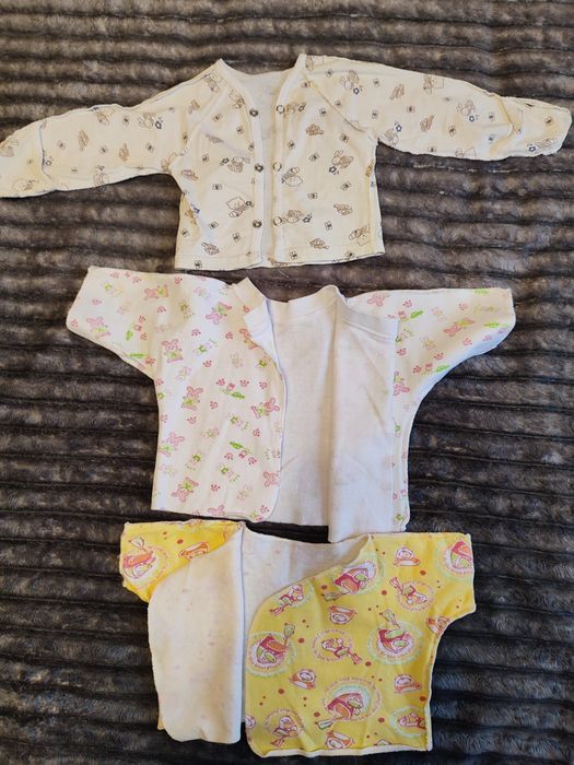 Шапочки , царапкі, кофточкі.