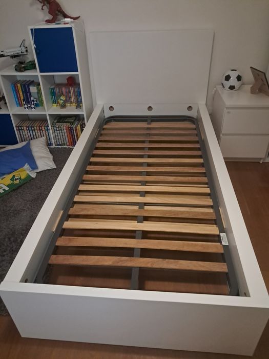 Cama de solteiro com estrado e colchão, como nova