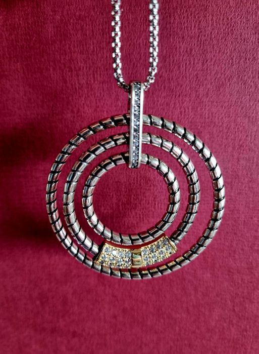 Colar prateado, em aço, pingente muito elegante com zirconias.