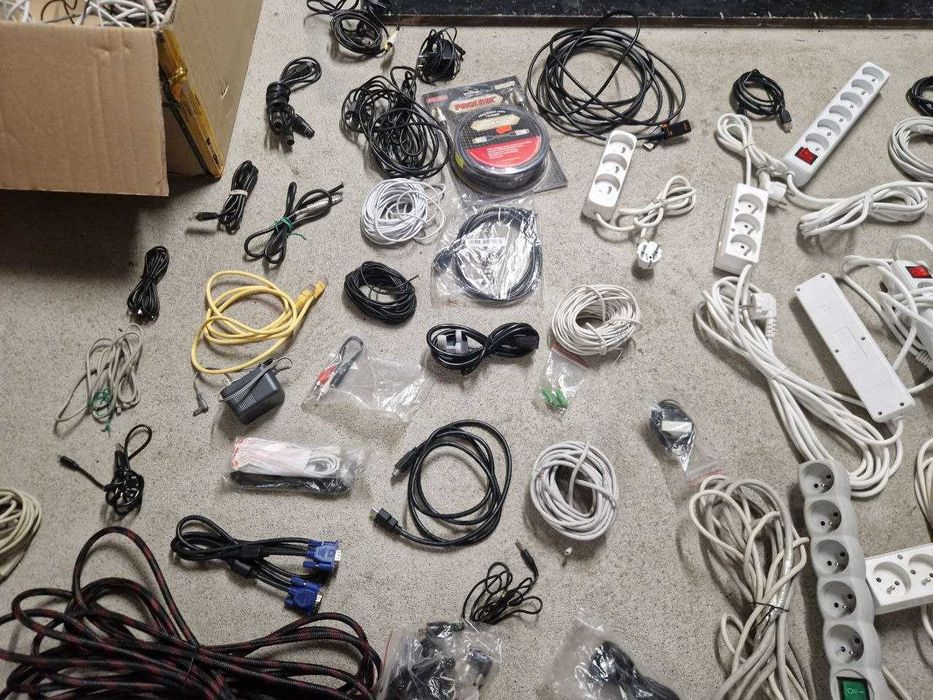 Zestaw kabli i akcesoriów – około 100 sztuk