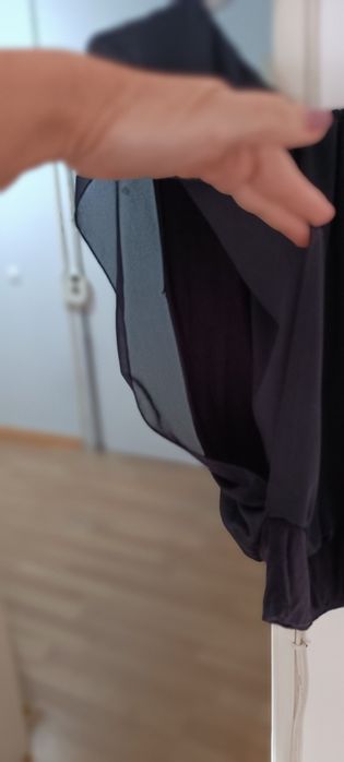 Blusa preta aberta de lado. Tem um forro em algodão por baixo.