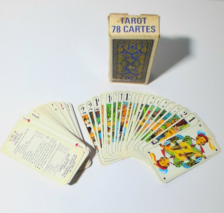 Antigo baralho de cartas Tarot