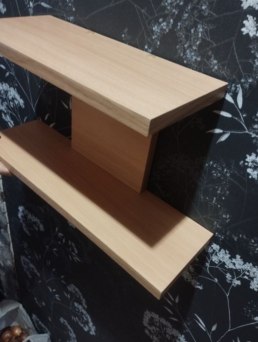 Полиця з двох поличок.