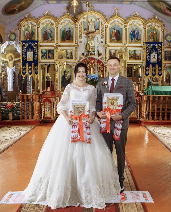 Розкішна весільна сукня