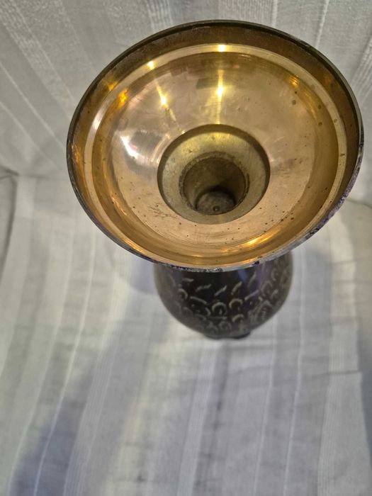 jarra em latão com as medidas de 40*13cm trabalhada