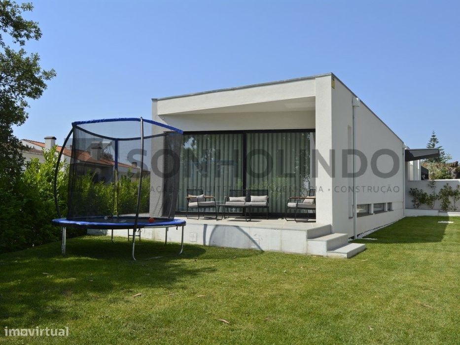 Moradia térrea de 4 frentes, inserida em lote de 700m2, ano de cons...