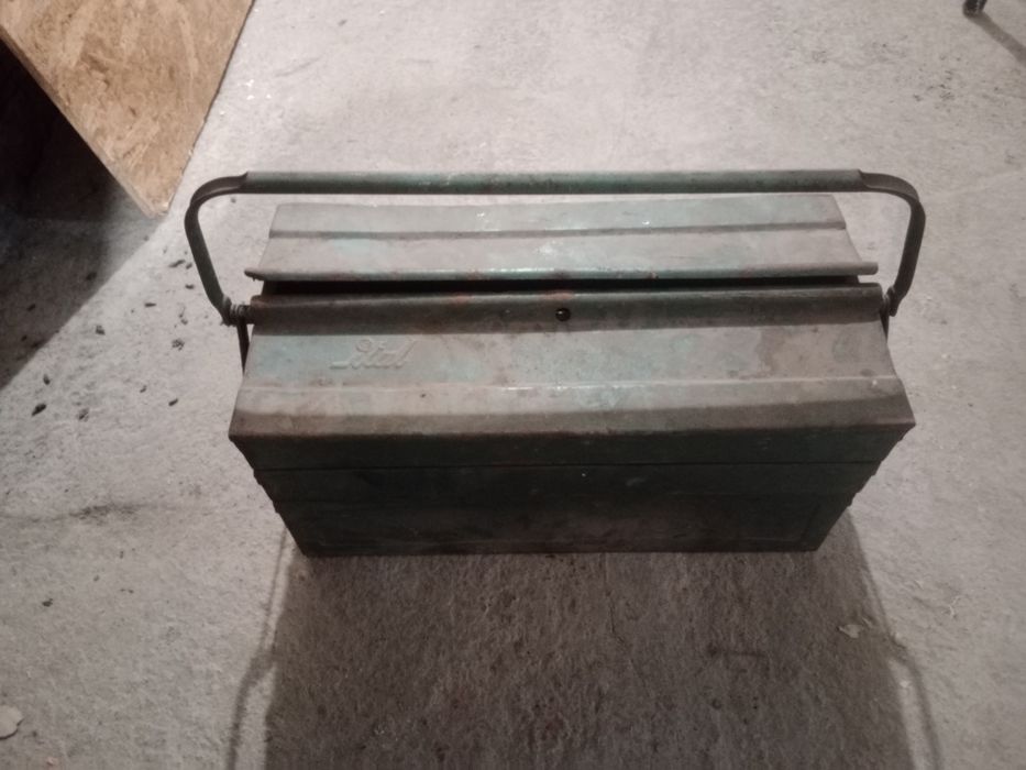 Skrzynka metalowa, narzędziowa z czasów PRL.