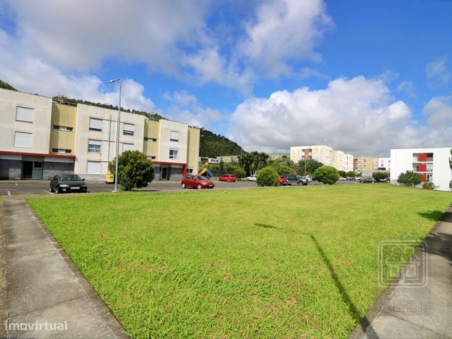 VENDA de LOTE para construção de edifício - Livramento, Ponta Delga...