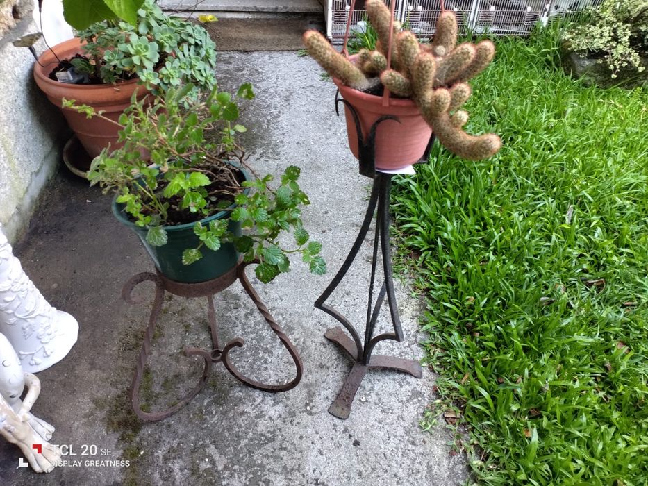 Duas floreiras em ferro