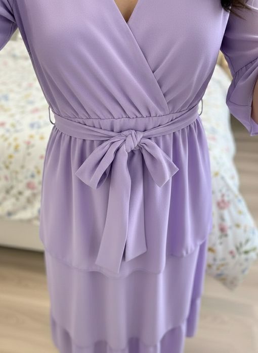 Fioletowa okazjonalna sukienka z falbankami i różą