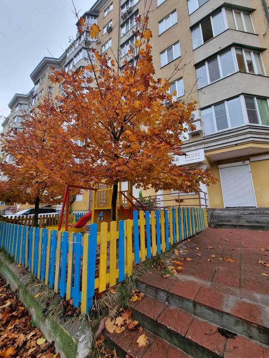 Комерційне приміщення в сучасному багатоповерховому будинку