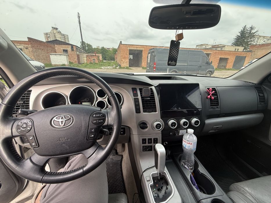 продам Toyota Sequoia