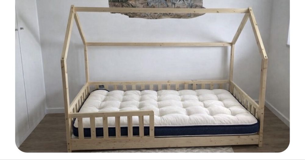 Cama + Colchão em madeira natural