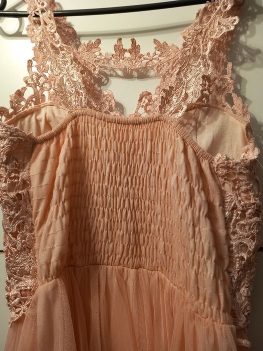 Różowa sukienka z koronką