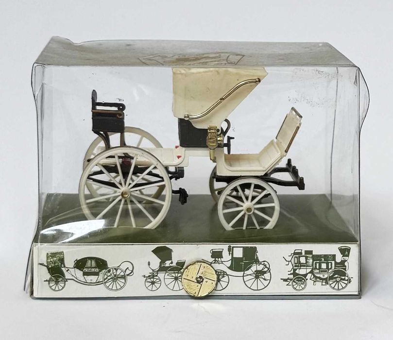 Brumm 1850 Spyder Horse Drawn Carriage (White) #07. Completo e em excelente estado geral.
