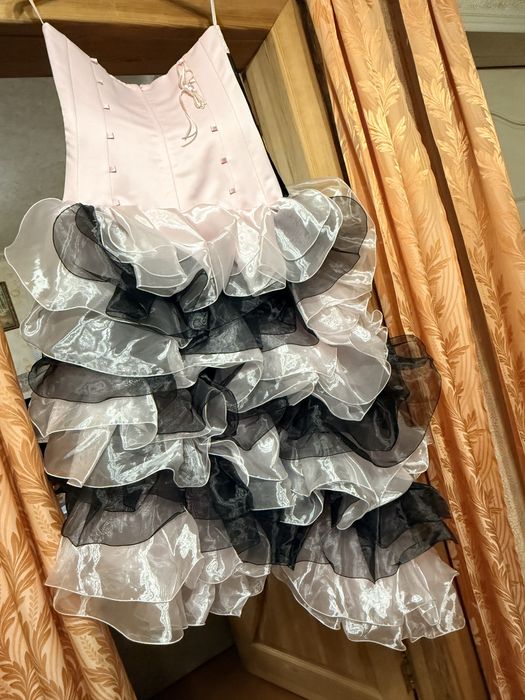 Сукня з розрізом збоку, зі шлейфом, на спині затягується корсет