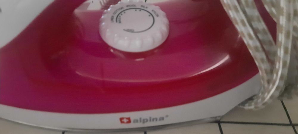 ferro de engomar e suporte