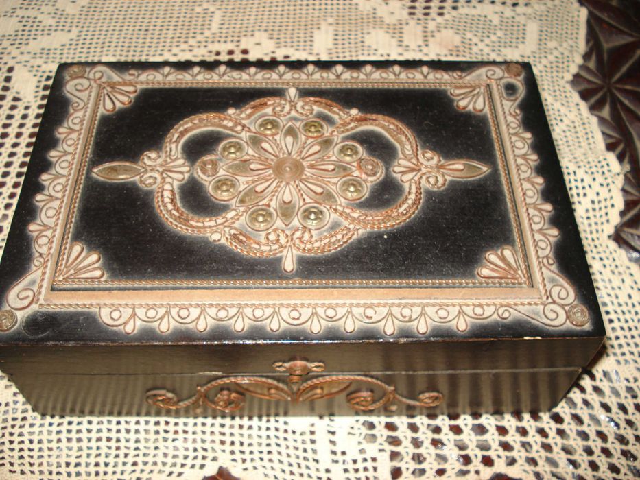 Caixa preta com incrustaçoes douradas