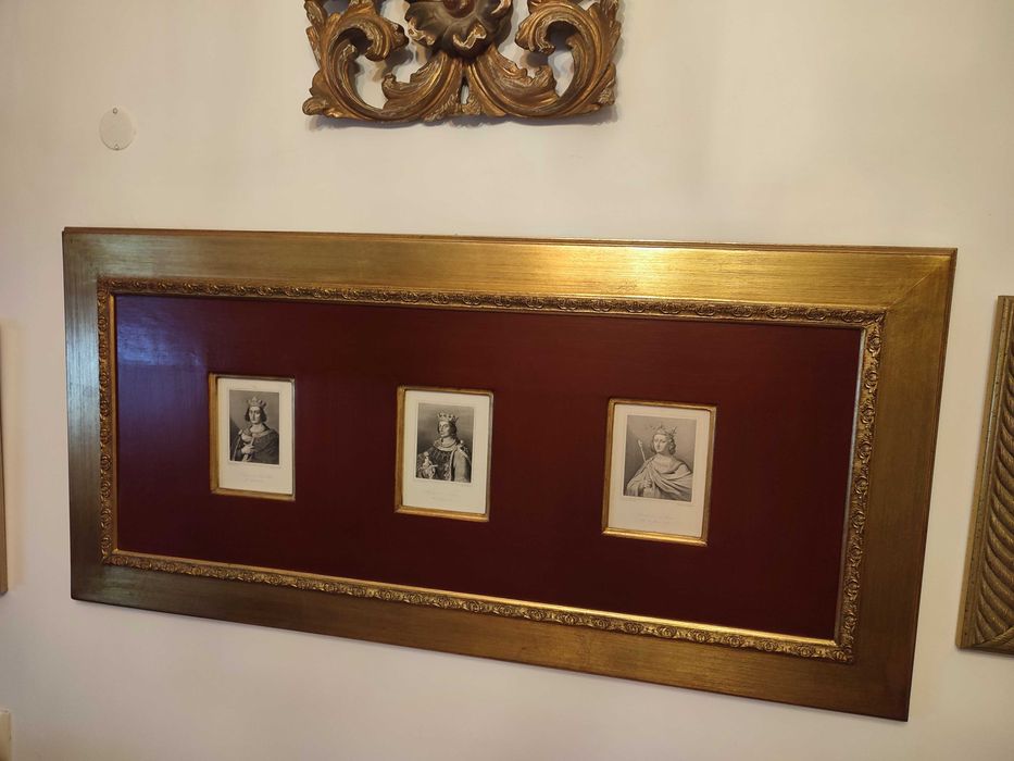 Quadro moldura folha de ouro passpartput grená com três gravuras