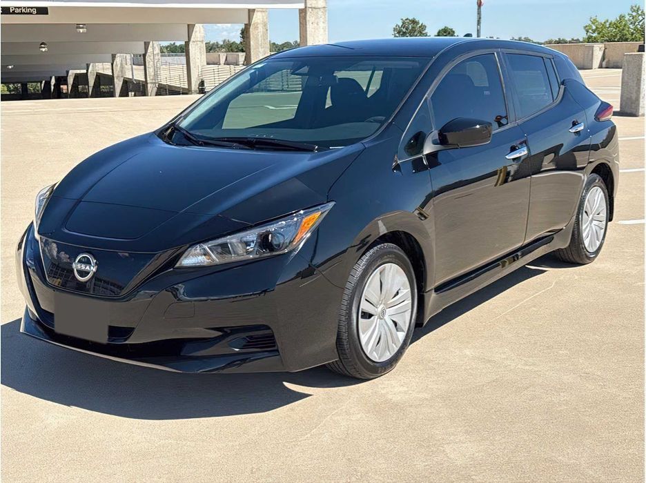 Nissan LEAF      2025