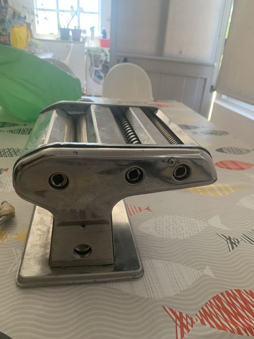 Maquina de esticar pasta e outro tipo de massas