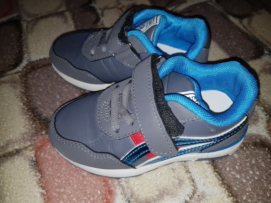 Нові кросівки 26