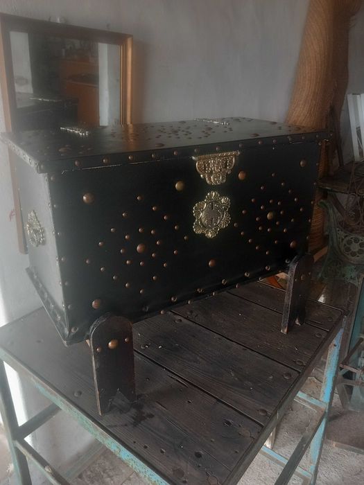 Arca ou baú antigo de enxoval, 1950 a 1970,  madeira maciça, couro negro, tachas metálicas e ferragens trabalhadas em estilo clássico