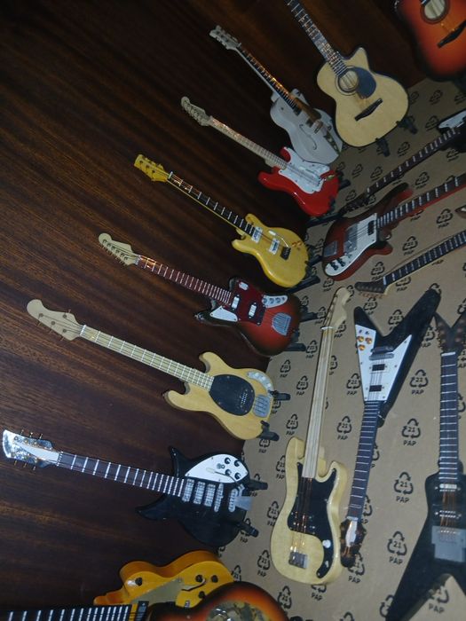 Colecao 25 viola guitarra minitura por   250 €