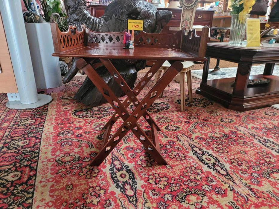 Mesa de apoio em madeira com tabuleiro amovível- ó