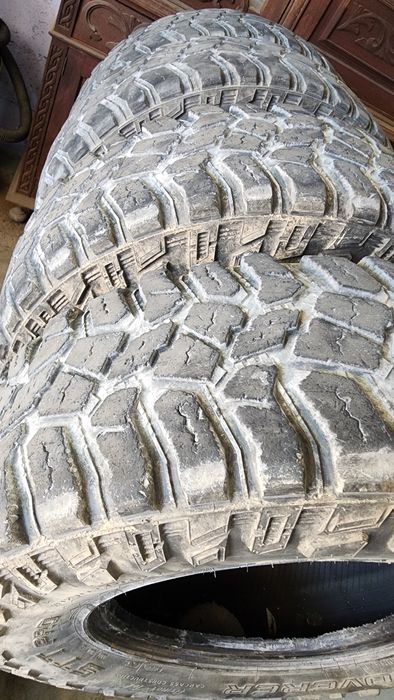 Vendo 4 pneus 31x10.50R15
