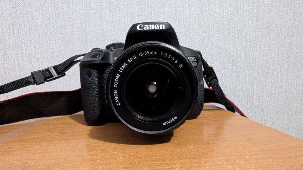 Дзеркальна фотокамера Canon EOS 700D