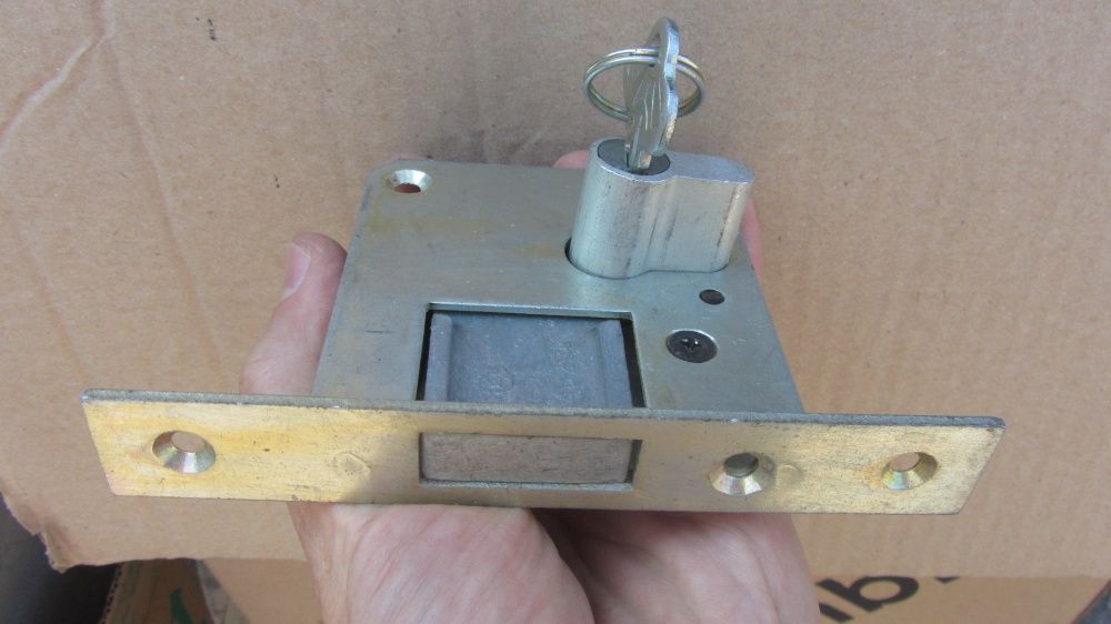 Замок врезной новый