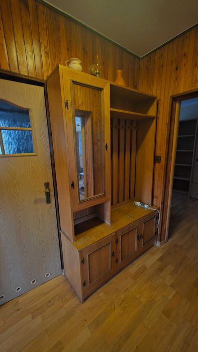 Drewniany vintage wieszak wolno stojący na kurtki + komplet: garderoa do przedpokoju z niską szafką