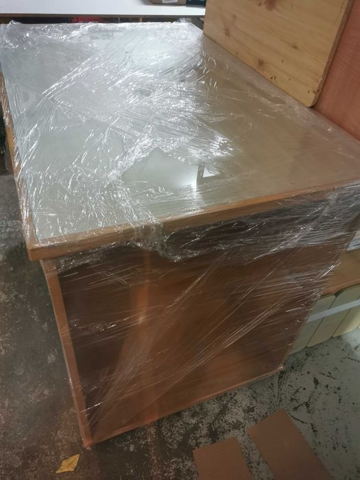 Móvel do tipo ilha com gavetas e pendurados